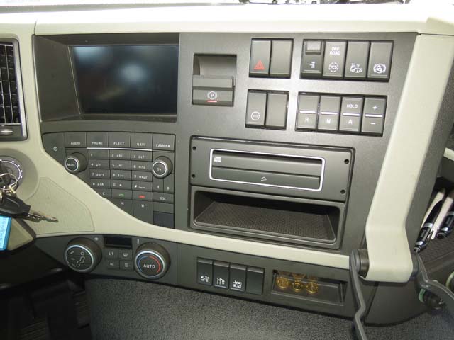 Los mandos y controles a la derecha del conductor resultan muy similares a los del Volvo New FH.